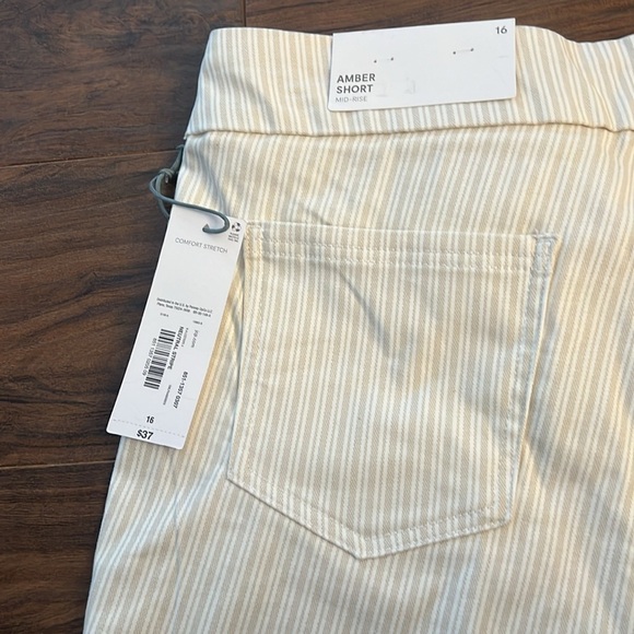NWT Liz, Claiborne Amber, comfort stretch, neutral stripe shorts, size 16 - Picture 4 of 10